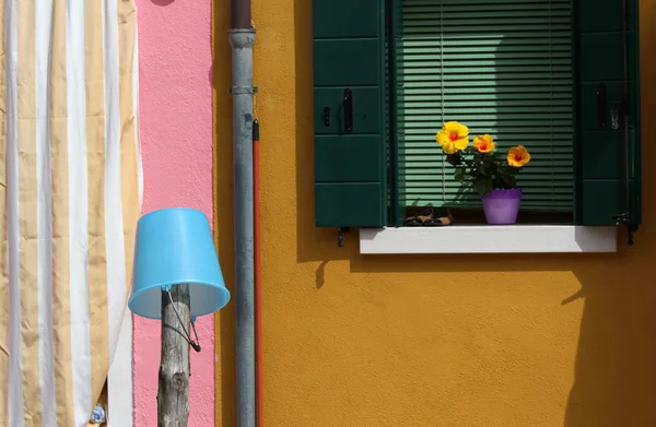 Casas coloridas da ilha de burano perto de Veneza, na Itália — Fotografia de Stock