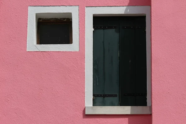 Casas coloridas da ilha de burano perto de Veneza, na Itália — Fotografia de Stock