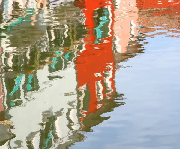 Bunte Häuser auf der Insel Burano spiegeln sich im Wasser — Stockfoto