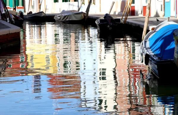 Colorful houses of the island of burano and boats — Stock Photo, Image