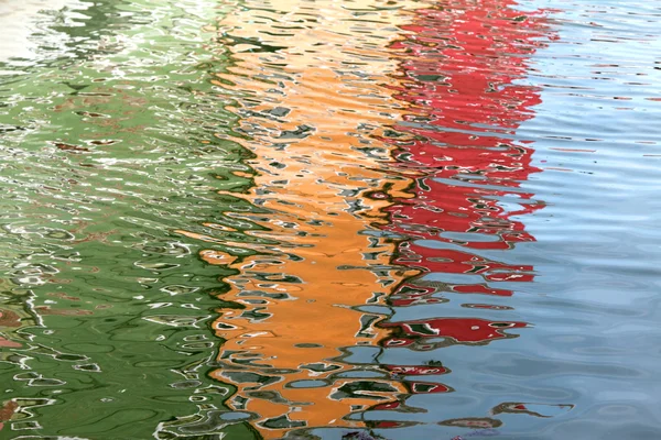 Bunte Häuser auf der Insel Burano spiegeln sich im Wasser — Stockfoto