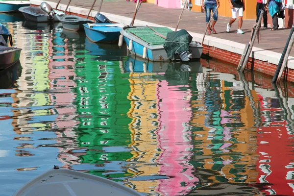 Casas na ilha de BURANO refletido na água do mar perto de V — Fotografia de Stock