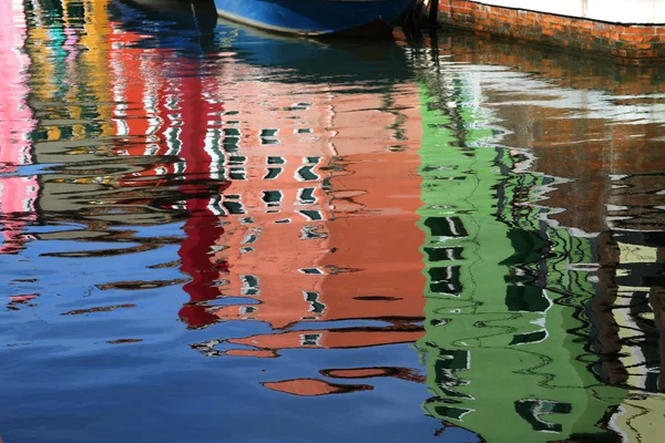 Colorful houses of the island of burano and boats — Stock Photo, Image