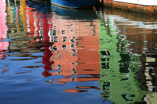 Barevné domy na ostrově burano a člunů — Stock fotografie