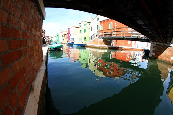 Pod mostem na ostrově Burano a barevnými domy — Stock fotografie