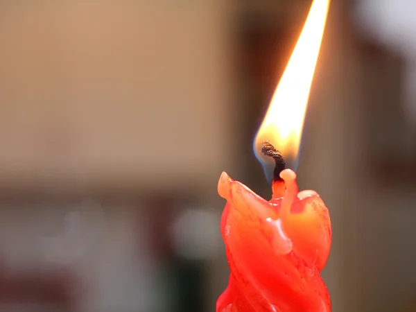 Svíčka svítí na oslavu velmi důležité události — Stock fotografie