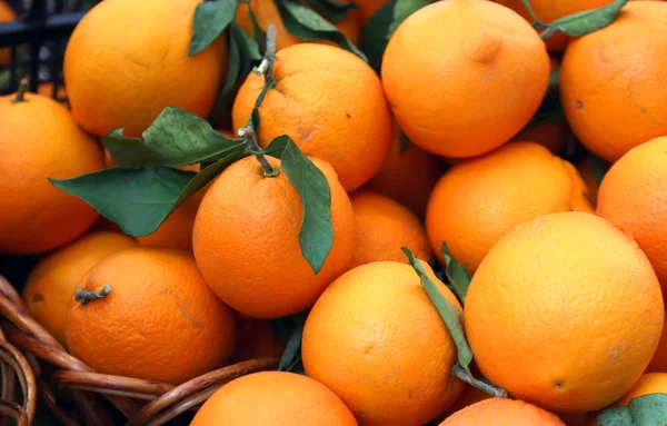 Juicy oranges full of vitamin C for sale at the market — Stock Photo, Image