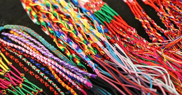 Bracciali colorati e collane filo prodotto da un artigiano esperto — Foto Stock