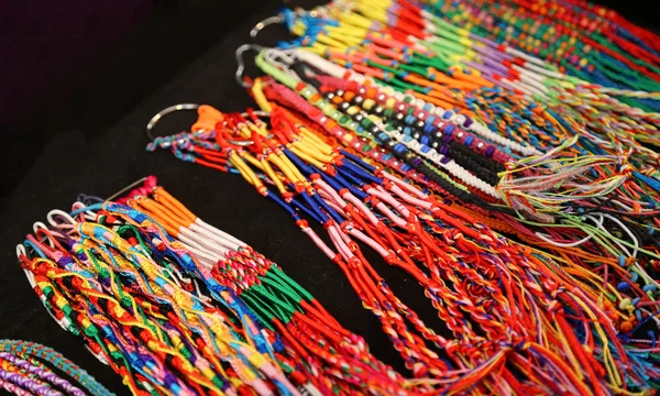 Kolorowe bransoletki i naszyjniki kolorowy drutu — Zdjęcie stockowe