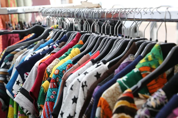 Oblečení na prodej na bleší trh — Stock fotografie
