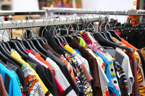 Roupas vintage de muitas cores para venda no mercado de pulgas — Fotografia de Stock