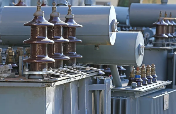 Transformadores de tensión en un vertedero de material eléctrico — Foto de Stock