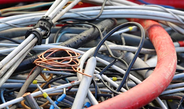 Cable de cobre y cables eléctricos en un vertedero para reciclar —  Fotos de Stock