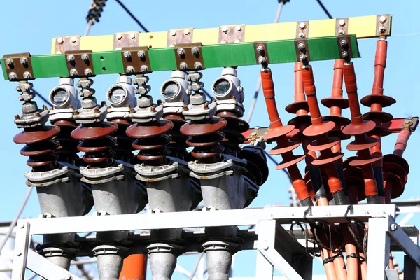 Enormes terminales de cobre eléctricos de una central eléctrica — Foto de Stock