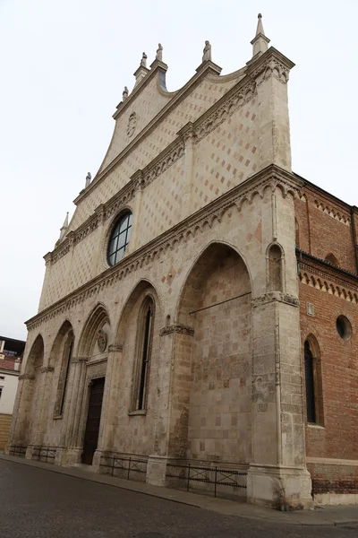 Basilica's gothic facade of the Cathedral in the city of Vicenza — Stock Photo, Image