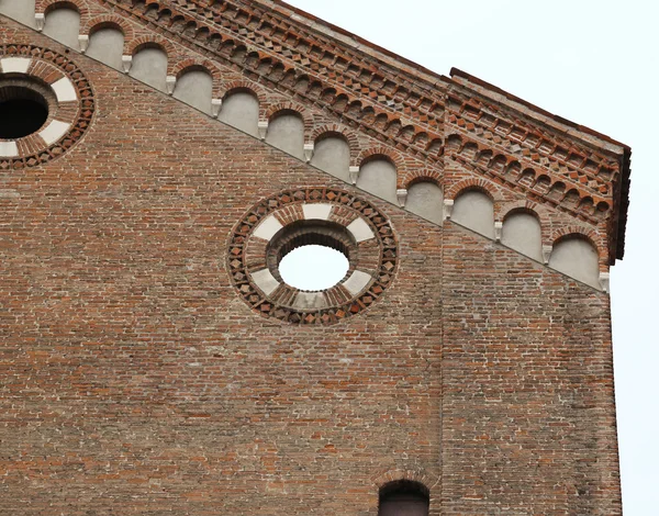 Dettaglio della vecchia chiesa in una città d'Italia — Foto Stock