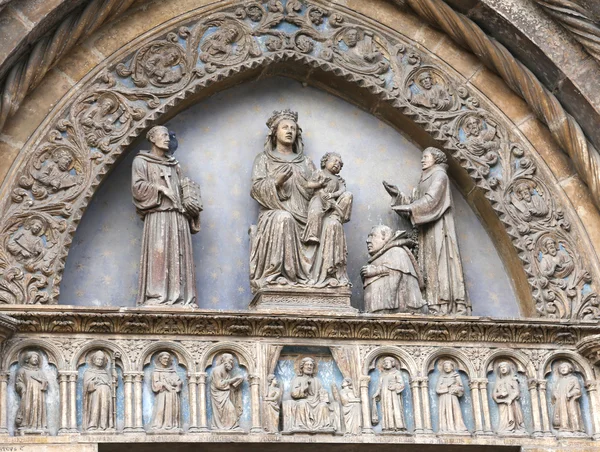欧洲艺术城市古老的基督教教堂的入口 — 图库照片