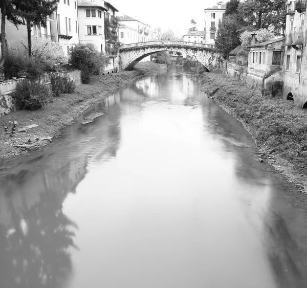 St. Michael'ın Köprüsü Retrone Nehri ile — Stok fotoğraf