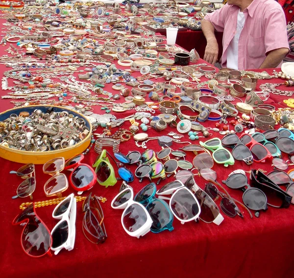Πώληση ΜΠΙΖΟΥ και κοσμήματα σε υπαίθρια αγορά — Φωτογραφία Αρχείου