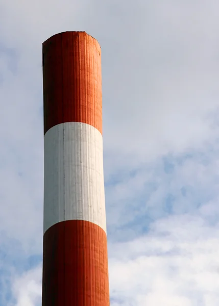 Enorme chimenea de un incinerador para producir electricidad — Foto de Stock