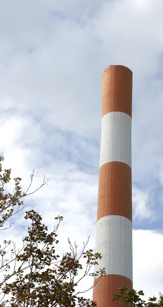 Elektrik üretmek için bir yakma baca — Stok fotoğraf