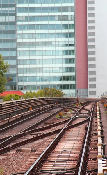 高層ビルや鉄道で通勤輸送のためのレール — ストック写真