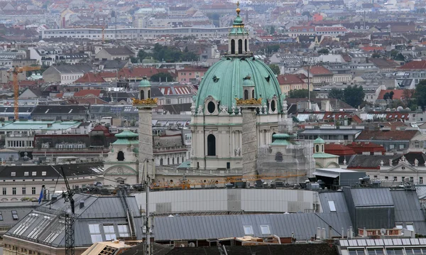 Luftaufnahme der Stadt Wien mit Kirche — Stockfoto