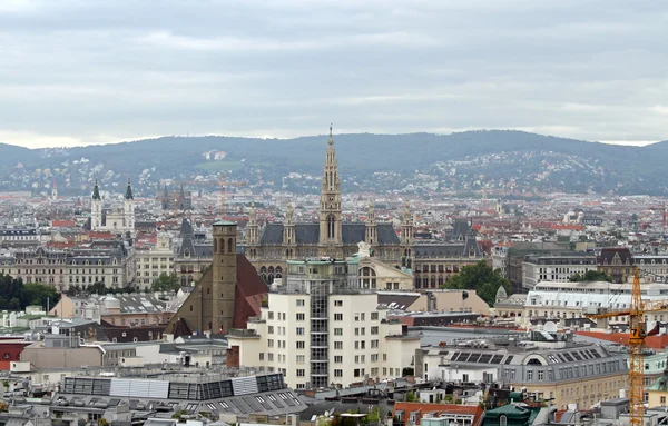 Luftaufnahme der Stadt Wien mit rathaus in Österreich — Stockfoto
