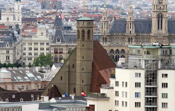 Luftaufnahme der Stadt Wien mit rathaus palast — Stockfoto