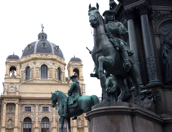 Estátua equestre com Cavaleiro e Palácio na cidade de Viena — Fotografia de Stock