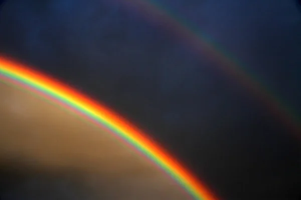 Doppio arcobaleno dopo la tempesta e il cielo nero — Foto Stock