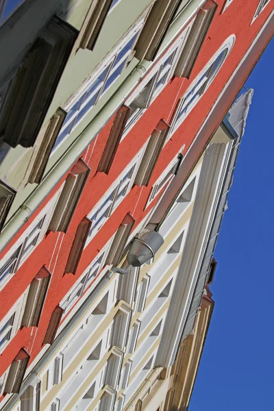 Фасад старинного здания с большими окнами и голубым небом — стоковое фото
