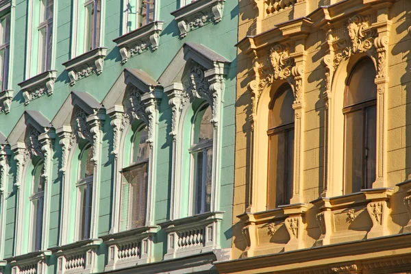 Украшенный фасад старинного здания с окнами — стоковое фото