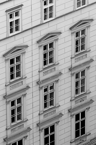 A Windows a régi palota a európai város — Stock Fotó
