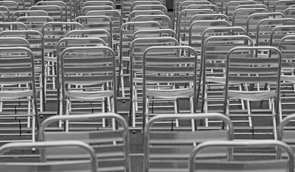 Cadeiras de alumínio sem telespectadores antes do show — Fotografia de Stock