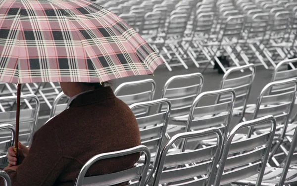 Ein einzelner Zuschauer wartet auf den Beginn der Show auf Aluminium-Cha — Stockfoto