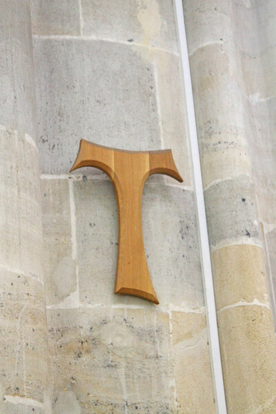 Великий тау символ францисканских монахов Святого Франциска
