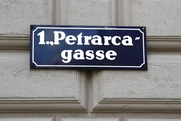 Dopravní značka s názvem ulice ve Vídni — Stock fotografie