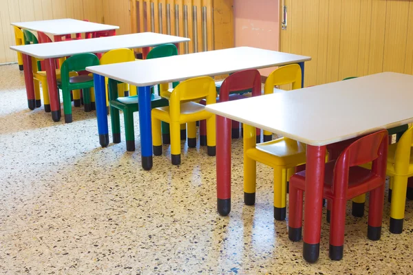 Pequenos bancos e pequenas cadeiras coloridas na pré-escola — Fotografia de Stock