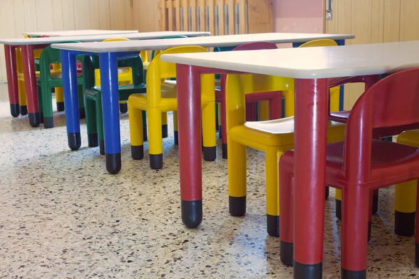 Refektarz przedszkola z małych ławki i małe kolor — Zdjęcie stockowe