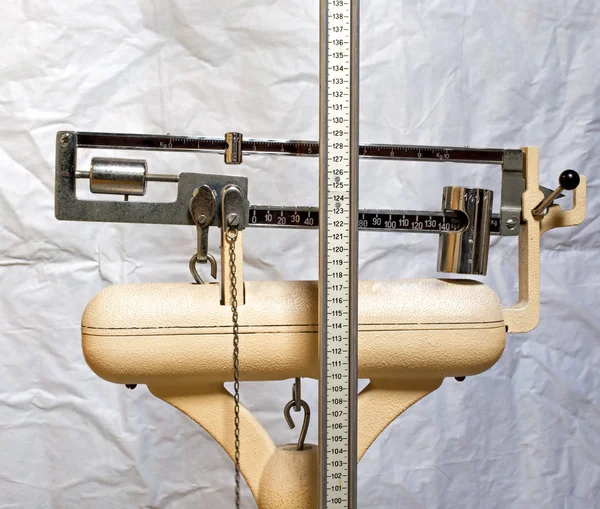 Balança com o medidor para medir o peso e a altura do paciente — Fotografia de Stock