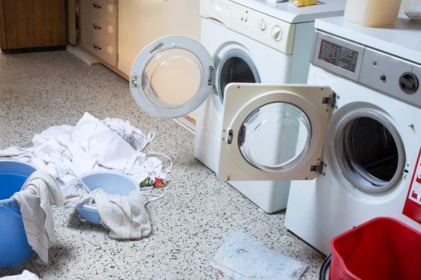 Deux machines à laver avec le linge sale de la maternelle — Photo