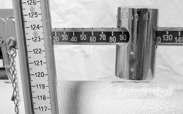 Scale numbers with the meter to measure the weight and height of — Stock Photo, Image