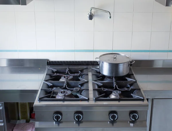 Panela sobre a cozinha industrial de aço inoxidável do fogão a gás — Fotografia de Stock