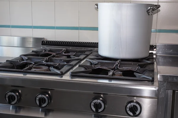 Olla de aluminio grande sobre la cocina industrial de gas de la estufa — Foto de Stock