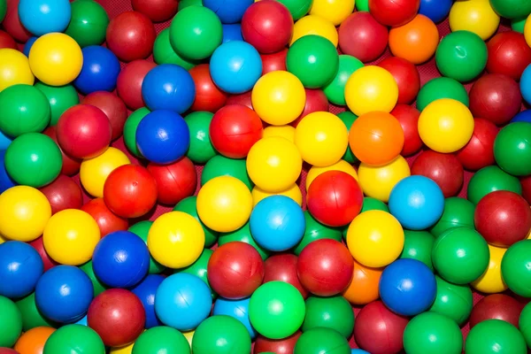 Un sacco di palline di plastica colorate in piscina per bambini — Foto Stock