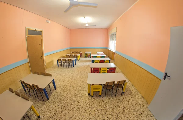 Mittagstisch der Mensa des Kindergartens mit kleiner Bänke — Stockfoto