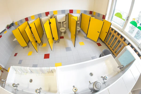 Pequeño cuarto de baño de una escuela para niños con armario de agua — Foto de Stock