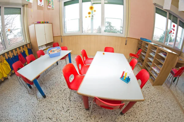 Kinderzimmer mit kleinen Stühlen und kleinen Schreibtischen — Stockfoto