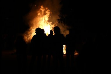 Savunmasız insanların evlerini yanan yardımcı olmak çaresiz